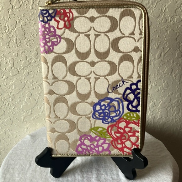 Coach: Floral Print Zip Reader Holder- Gold Tone - Picture 1 of 16
